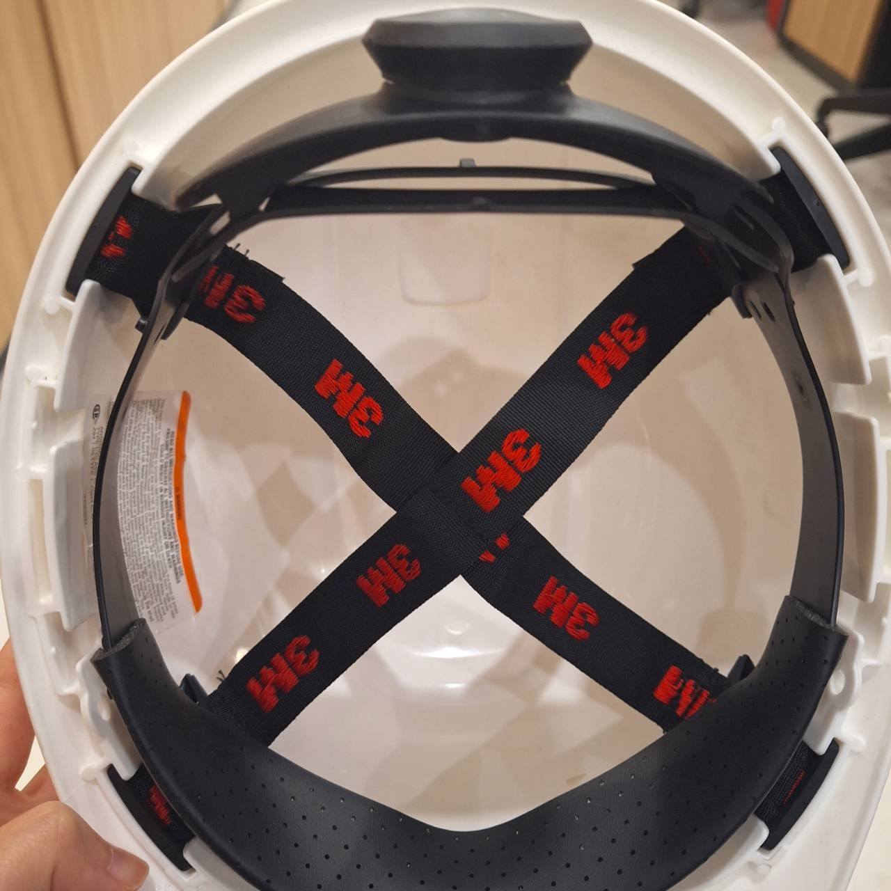 Helm safety warna putih dengan ratchet suspension